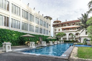 Outdoor pool - Monopoli Inn Hotel Bukittinggi (Bukittinggi)
