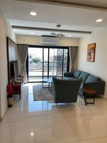 Una sala de estar moderna con un sofá, una mesa de centro y un televisor.