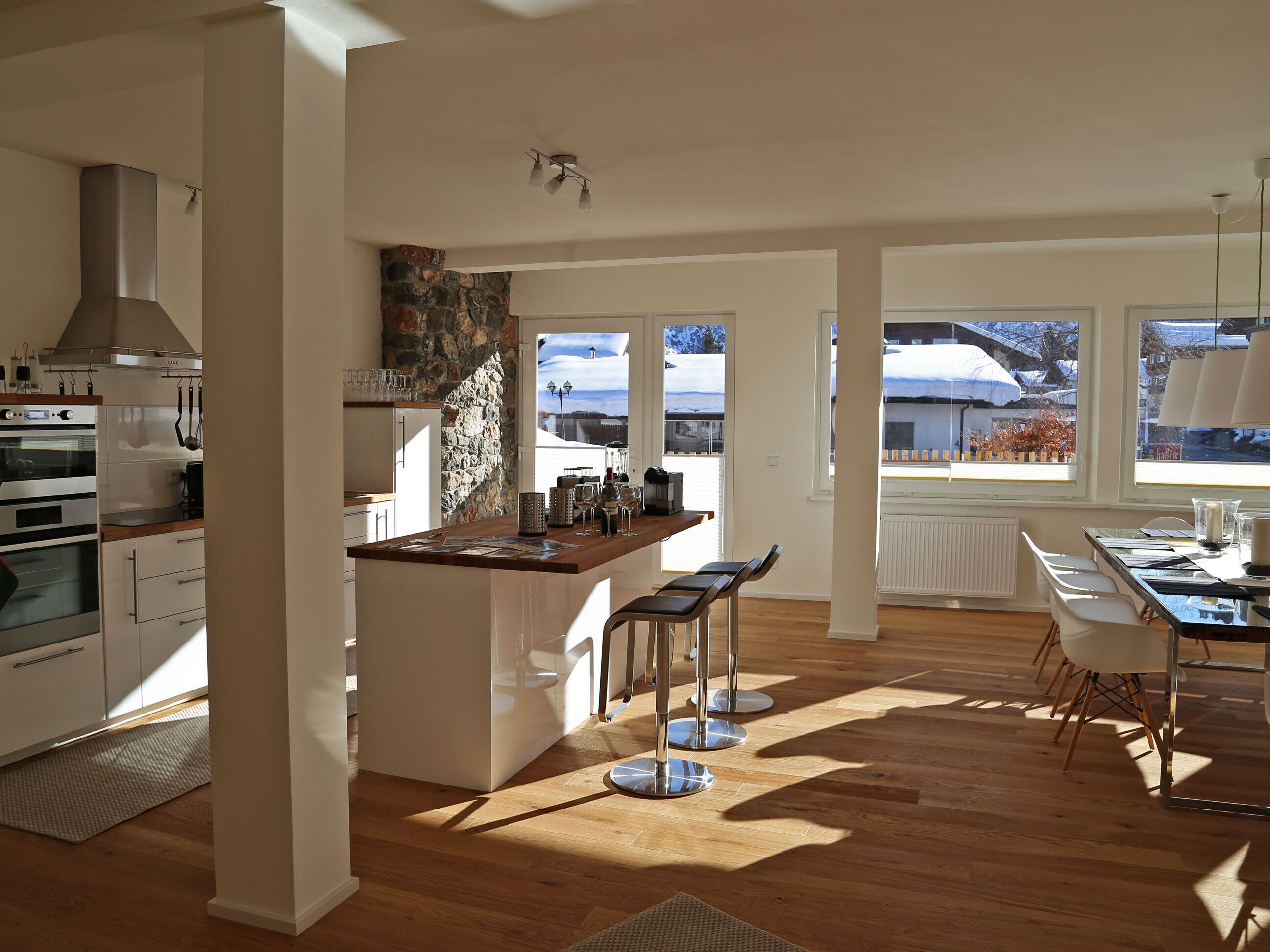 Apartamento, balcón, vistas al patio | Zona de estar | Televisión de pantalla plana de 53 pulgadas con canales por cable