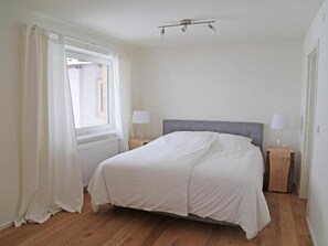 Familie appartement, balkon, uitzicht op binnenplaats | Een strijkplank/strijkijzer, gratis wifi, beddengoed