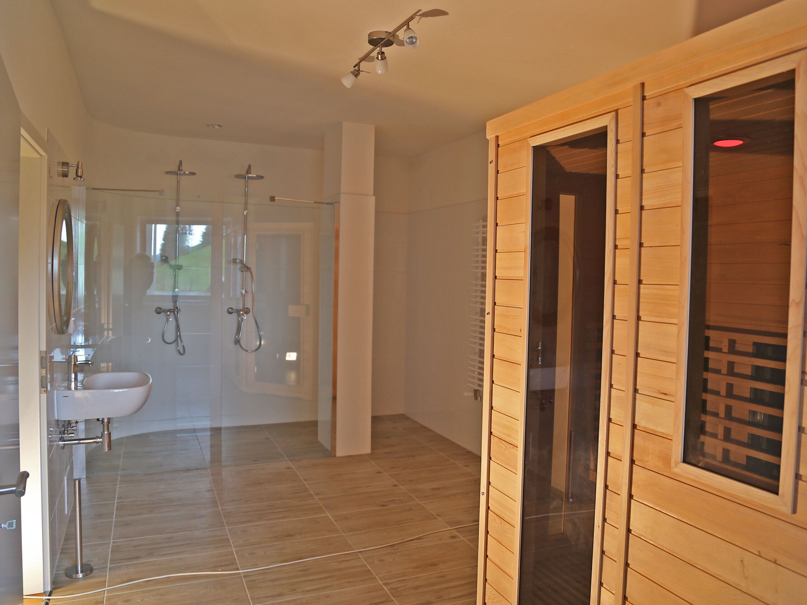 Apartment, Balkon, Blick auf den Innenhof | Badezimmer | Haartrockner, Handtücher, Seife, Toilettenpapier