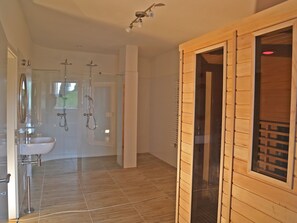Apartment, Balkon, Blick auf den Innenhof | Badezimmer | Haartrockner, Handtücher, Seife, Toilettenpapier