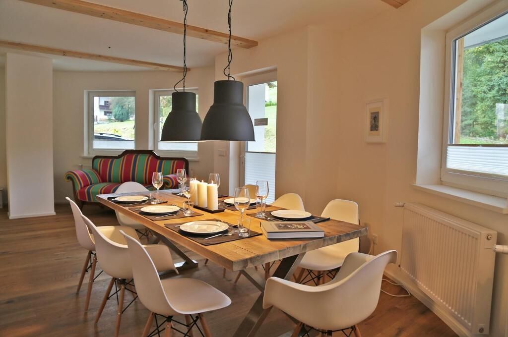 Familie appartement | Woonruimte | Een 53-inch flatscreentelevisie met kabelzenders