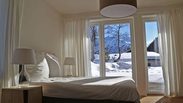 Apartment, Balkon, Blick auf den Innenhof | Wohnbereich | 53-Zoll-Flachbildfernseher mit Kabelempfang