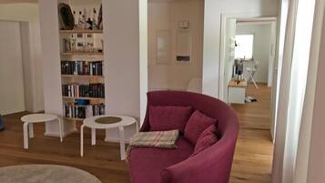 Familienapartment | Wohnbereich | 53-Zoll-Flachbildfernseher mit Kabelempfang