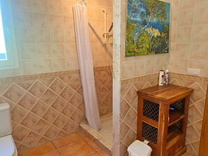 Hair dryer, towels, soap, toilet paper - Modern villa (Balcó al Mar)