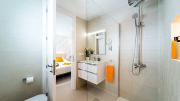 Een douche, een haardroger, handdoeken