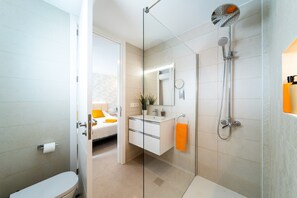 Shower, hair dryer, towels - Vacation Villa 'Esmerad' with Mountain View, Wi-Fi and Air Conditioning (Playa Blanca)