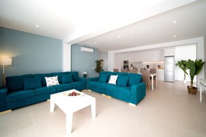 TV - Vacation Villa 'Esmerad' with Mountain View, Wi-Fi and Air Conditioning (Playa Blanca)