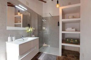 Shower - Stylish 1 Bedroom Apartment in Alhama de Granada (Alhama de Granada)