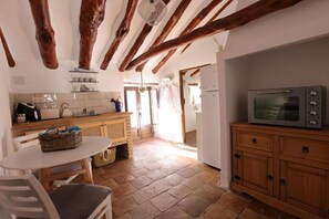 Fridge, microwave, oven, stovetop - Stylish 1 Bedroom Apartment in Alhama de Granada (Alhama de Granada)