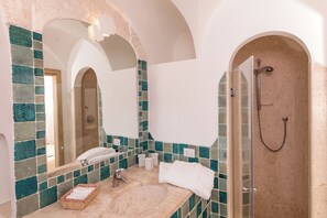 Regadera, secadora de cabello, bidet, toallas 