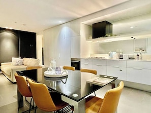 Dining room - The Elm - 2 Bedrooms, Free Parking, Pool & Gym (Melbourne)