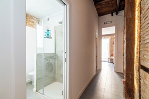 Ducha, secador de pelo, toallas, jabón