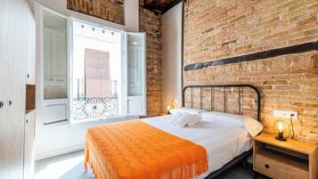 Tabla de planchar con plancha, wifi y ropa de cama