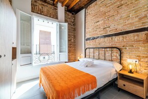 Tabla de planchar con plancha, wifi y ropa de cama 