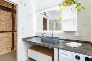Een douche, een haardroger, handdoeken, zeep