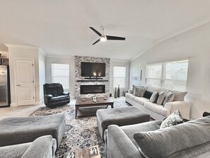Smart TV, fireplace, printers - Into The Mystic - 3/2 Dog Friendly w/ Golf Cart in The Villages (St Catherine, The Villages)