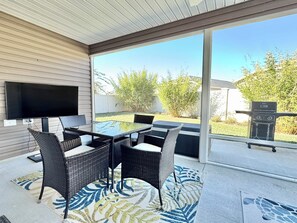 Outdoor dining - Into The Mystic - 3/2 Dog Friendly w/ Golf Cart in The Villages (St Catherine, The Villages)
