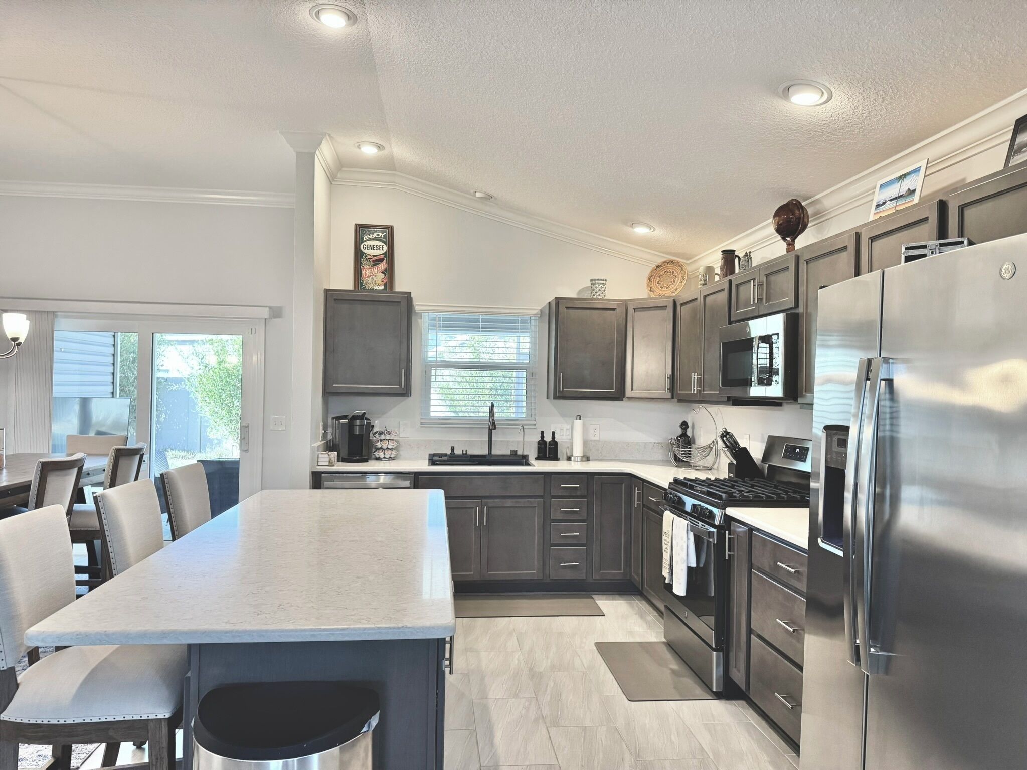 Frigorífico, microondas, horno y placa de cocina