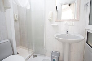 Douche, savon, shampoing, papier toilette