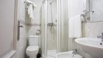 Een douche, zeep, shampoo, toiletpapier