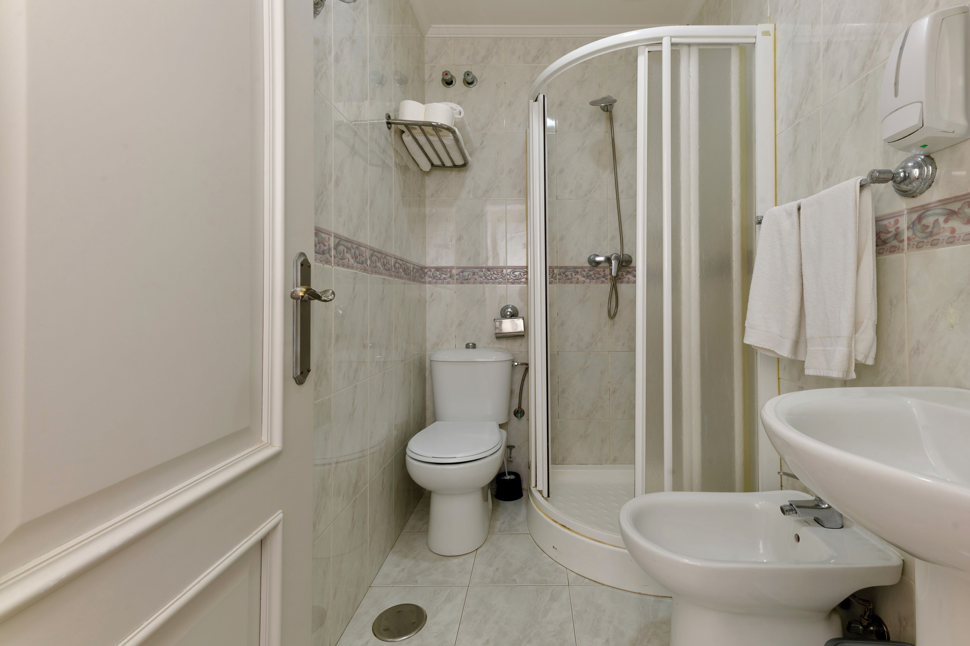 Douche, savon, shampoing, papier toilette
