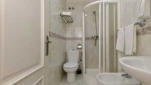 Douche, savon, shampoing, papier toilette