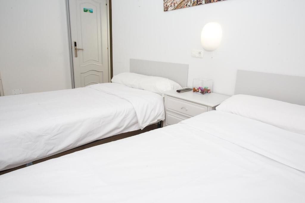 Twin kamer, uitzicht op de stad | Een bureau, gratis wifi