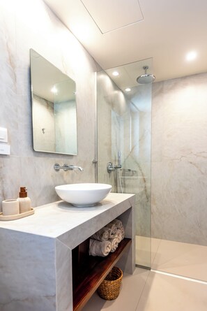 Shower, hair dryer, towels, soap - Elpida Luxury Villa, Private Pool, Fantastic View (Chania)