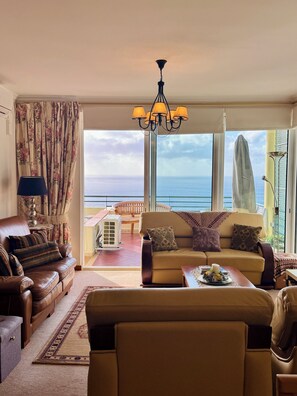 TV - Apartamento Precioso | Large terrace, sea view and pool (Arco da Calheta)