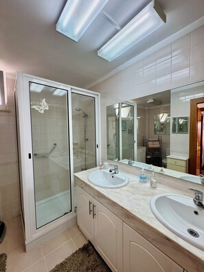 Hair dryer, towels, toilet paper - Apartamento Precioso | Large terrace, sea view and pool (Arco da Calheta)