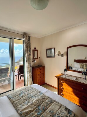2 bedrooms, iron/ironing board, bed sheets - Apartamento Precioso | Large terrace, sea view and pool (Arco da Calheta)