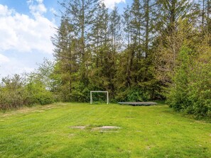 A grassy area with a goalpost and a trampoline. - 4 Star Holiday Home in Bording (Bording)