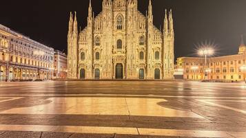 Ein prächtiger Dom mit filigraner gotischer Architektur, ein weitläufiger Platz davor und klassizistische Gebäude auf beiden Seiten.