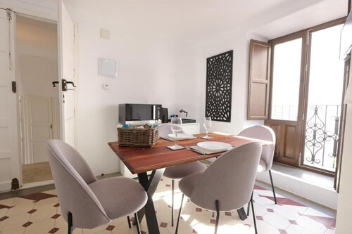 1 Bedroom Apartment With Balcony