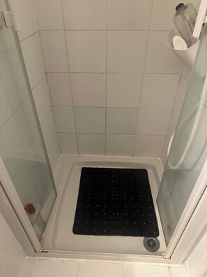 Hair dryer, towels, soap, toilet paper - Chambre chez habitat (Saint-Cyr-l'École)