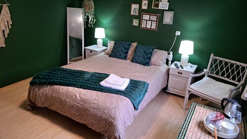 Boutique Farm Stay: Friendly Dogs & Family-Friendly Farm Meals. Optional Extras.