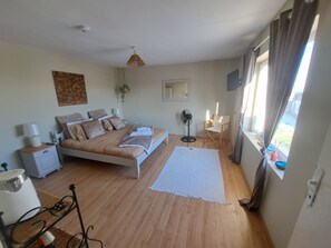 2 chambres, fer et planche à repasser, Wi-Fi, draps fournis