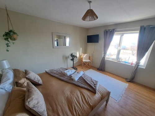 Boutique Farm Stay: Friendly Dogs & Family-Friendly Farm Meals. Optional Extras.