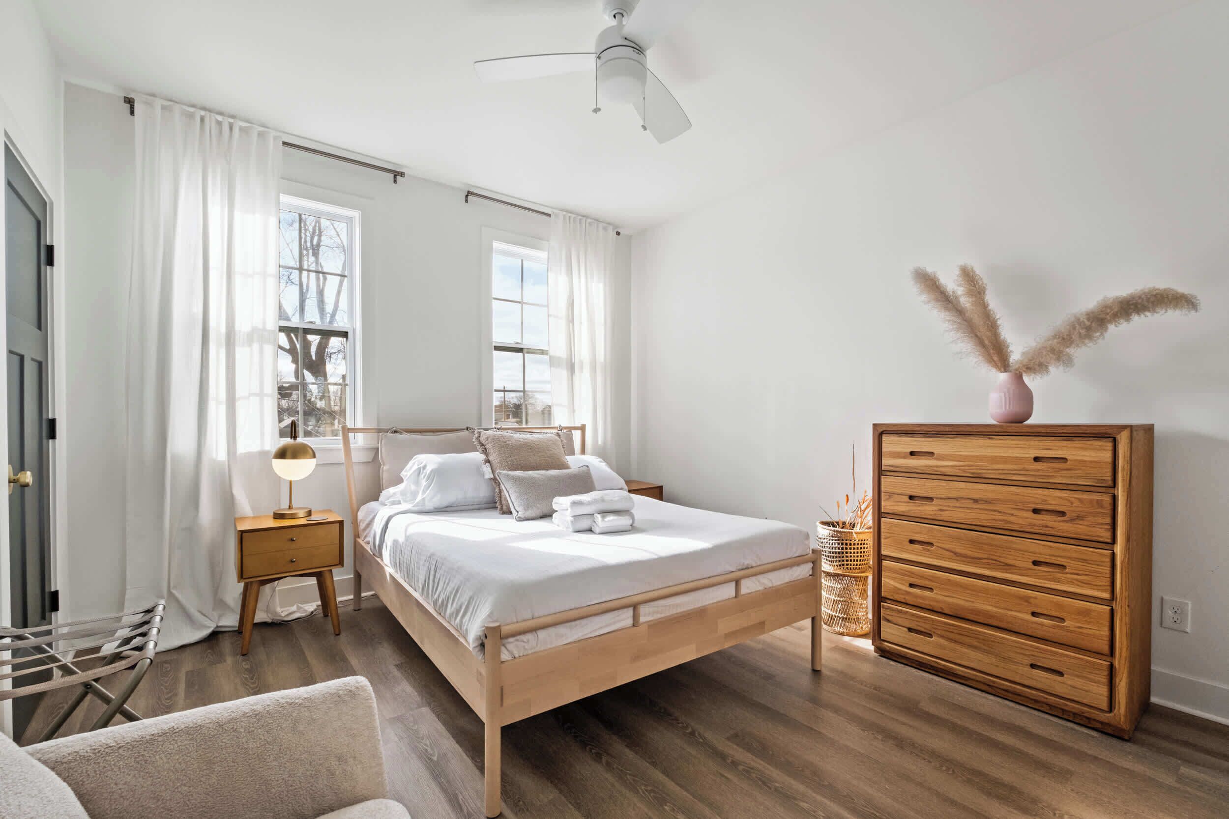 Desk, iron/ironing board, WiFi, bed sheets