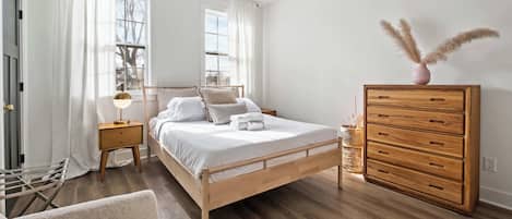 Desk, iron/ironing board, WiFi, bed sheets