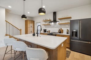 Kühlschrank, Mikrowelle, Ofen, Herdplatte