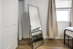 2 habitaciones, escritorio, tabla de planchar con plancha y wifi 