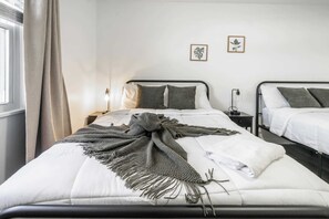 2 bedrooms, desk, iron/ironing board, WiFi - Newly-Renovated Townhouse| Parking | Pet Friendly (Louisville)