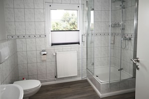 Bathroom - The Lodge II - with private garden and beach chair (Büsum)