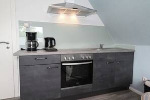 Fridge, oven, stovetop, coffee/tea maker - The Lodge II - with private garden and beach chair (Büsum)