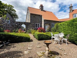 Outdoor dining - Mid Cote (Seahouses)