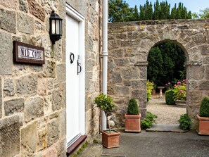Exterior detail - Mid Cote (Seahouses)