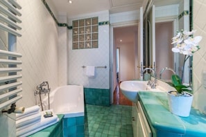 Dusche, Haartrockner, Bidet, Handtücher